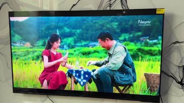 农村剧被指脱离现实，穿着时尚喝酒似拍广告