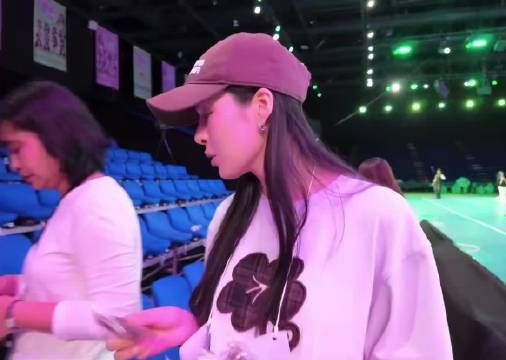陈奥：我已经帮你点好牛排了 邝玲：已经点好了吗 然后俩人超乖的在一起吃饭