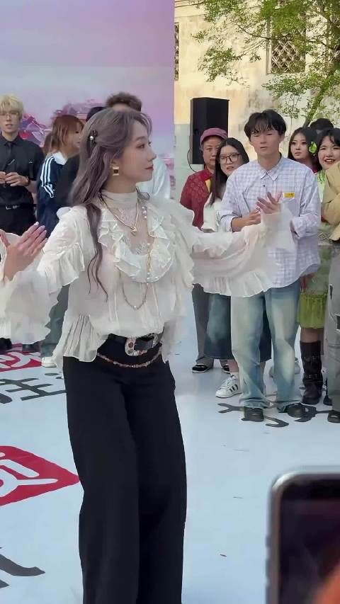 孟美岐的舞蹈水准完全在内娱前列，怎么不火呢