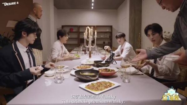 这就是小情侣吧 这也太宠了 吃饭之前帮忙擦盘子擦餐具