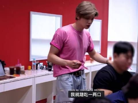 明珠亲近之人身边撒娇如婴儿猫