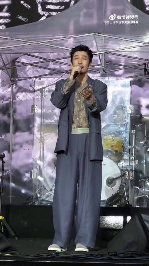 很难想象温柔内敛的满江，早年演过这种痴情憨憨角色，反差感直接拉满