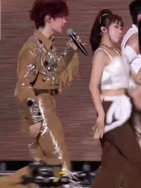 张真源表面努力强装淡定，下一秒胆量直接撤回，每一个小反应都充满喜剧氛围感