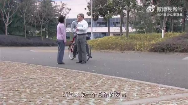 自己学不好怪老师，多大仇啊当街给刀子