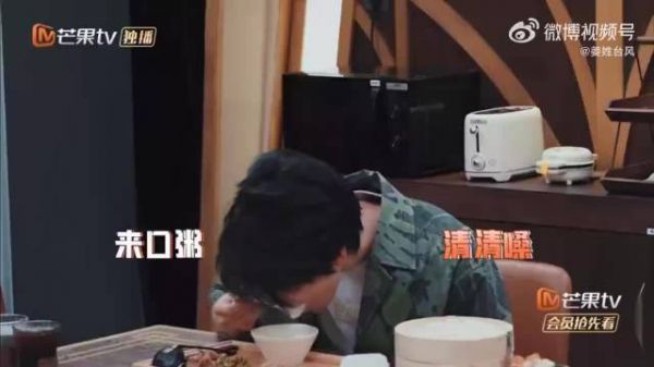 张真源边吃饭边唱歌清嗓，真源吃饭的仪式感，饭前先来开个嗓