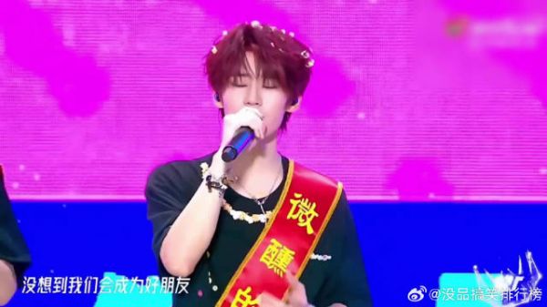 闯关氛围那么紧张，一眼就瞅见那根超长充电线，实在是太有反差感