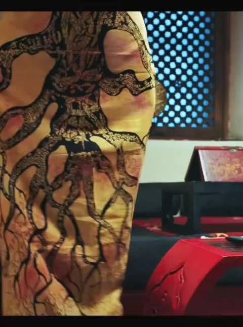 我说我穿裙子坐下的时候为啥卡脖子，原来后面要拽一下