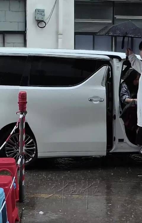 梁洁今日《刺棠》剧本围读上班路透,你期待这部剧正式开拍吗?