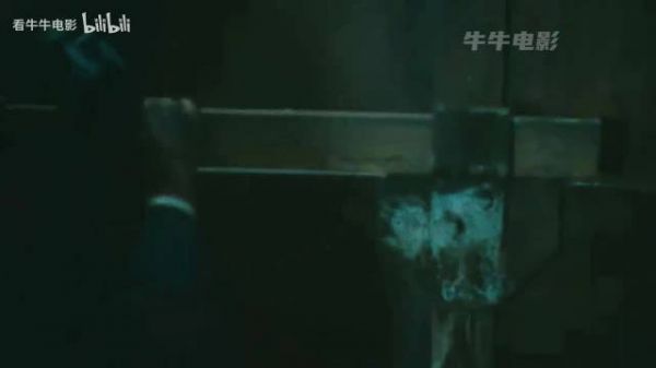 女主冒死救小河马，暴怒母河马终结自私同伴