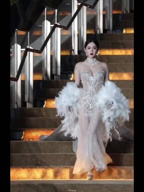 娜扎白月光礼服亮相红毯，羽毛珍珠刺绣仙气满满