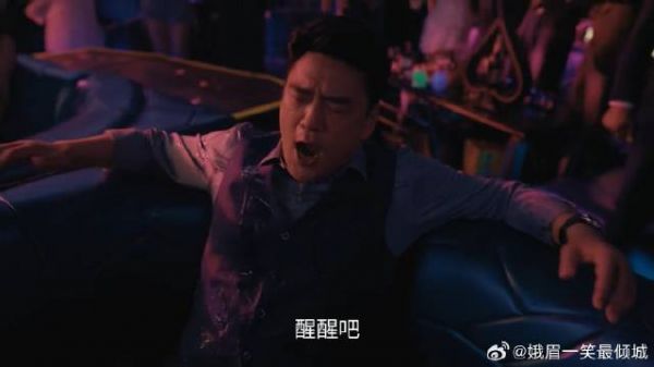 老板抢占女销售便宜，赵玫霸气护短，一杯酒泼脸让他清醒