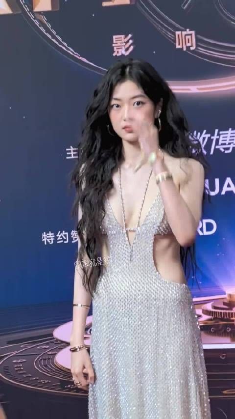孙千穿裙子称全身不自在