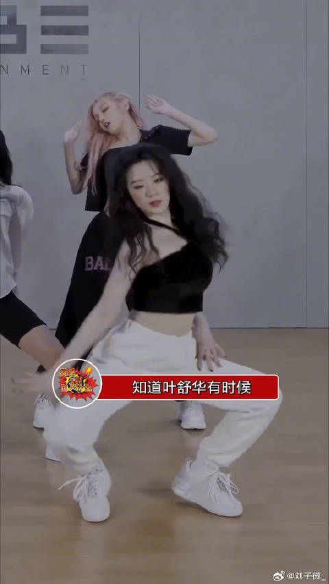 笑不活了，叶舒华唱歌，没有一个音在调上，妹妹这是碰到不会唱的了吗？