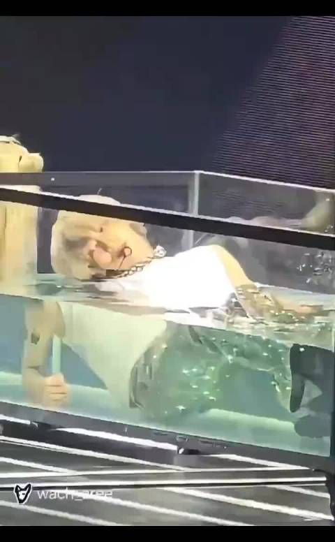 “外网破千万播放量 为什么idol从水里出来衣服是干的…”