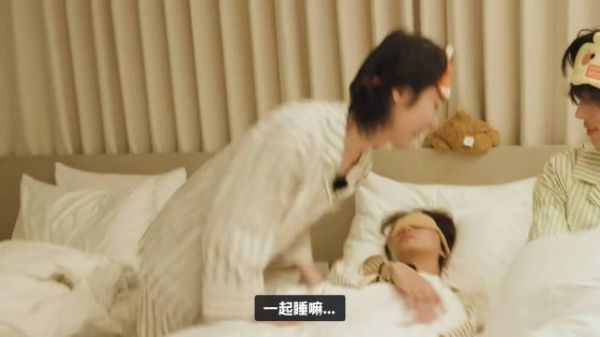 会被我循环323遍的小嗲精撒娇口吻：“一起睡嘛～～”