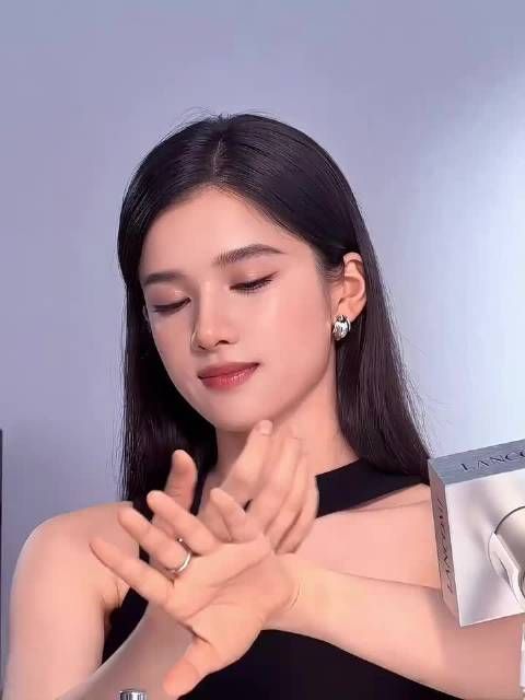 张婧仪镜前瞬间，化妆师还原骨相生动