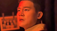 趁机扮成区洋离开，立马让他换成护士服离开，引开76号的注意力