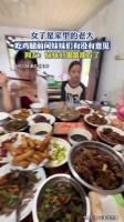 女子是家里的老大，吃鸡腿前问妹妹们有没有意见，网友：妹妹们眼睛都直了