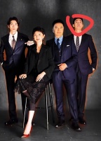 何晴独子许何近照曝光，和父亲后妈一家拍全家福，长相帅气五官硬朗