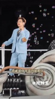 漫天泡泡环绕，声线双向奔赴，左灯右行的拉扯感，live版后劲太足！