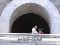 殉葬妃子被困地宫十年，逃出古墓却迎面撞上皇上
