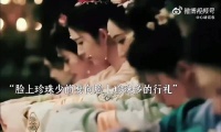 “太细节了，原来身份越高脸上带的珍珠就越多！”