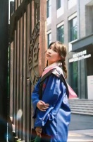 孩子给女朋友拍的毕业照