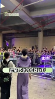 赵雅芝心疼粉丝摔倒落泪