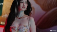 白鹿好看的有点过分了 穿吊带抹胸碎花礼服美到爆，看一眼都被惊艳
