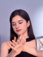 张婧仪镜前瞬间，化妆师还原骨相生动
