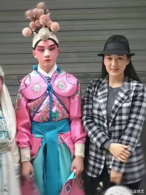 小小的小孩已经长成可以保护妈妈的大人了