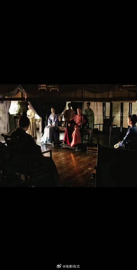 没有多余台词，一个眼神一个动作，氛围感直接拉满