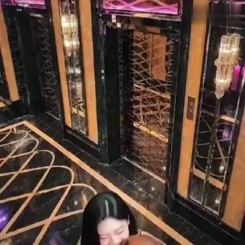 商K里的职业操守，人前深情，人后嫌弃