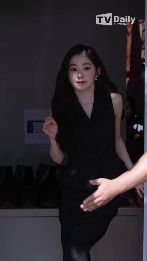 裴珠泫今日亮相YSL美妆活动 一件简单的黑衣就足够美！