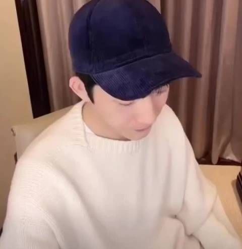 井柏然直播回应双眼皮争议，称未手术只是年纪大皮松