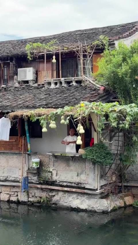 《葫芦兄弟》第一集真人版 ，绍兴这位大爷现在家现在已经是游客打卡地了