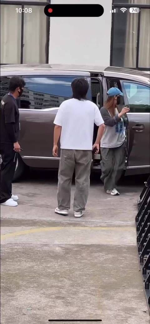 张凌赫上午上班一路小跑青春洋溢