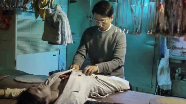 小姑娘察觉男子不怀好意，欲举报
