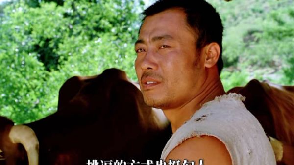 穷苦汉子终成婚，全村红绸贺新人