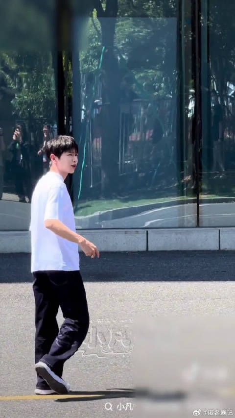 密逃新组合地板boys成团，四人跪地走位