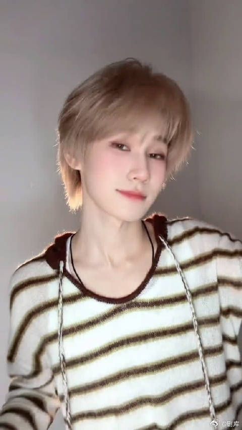 密逃欢乐时刻！黑暗状态下，张真源直接化身彭昱畅专属背背佳，紧紧贴住