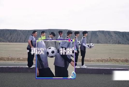朱志鑫补射被铲倒仍进球，队友欢呼