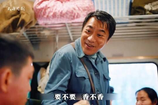 歹徒火车上卖烧鸡实为抢劫，持刀作恶最终自投罗网