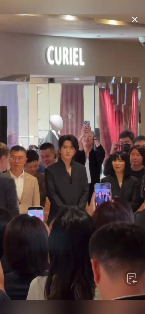 张新成今日活动，冷脸清冷笑容治愈，自带故事感学长