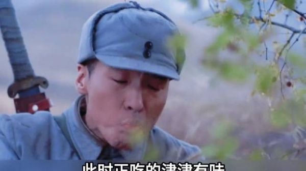 小伙在数上偷枣吃时，岂料大批鬼子往他这边走来
