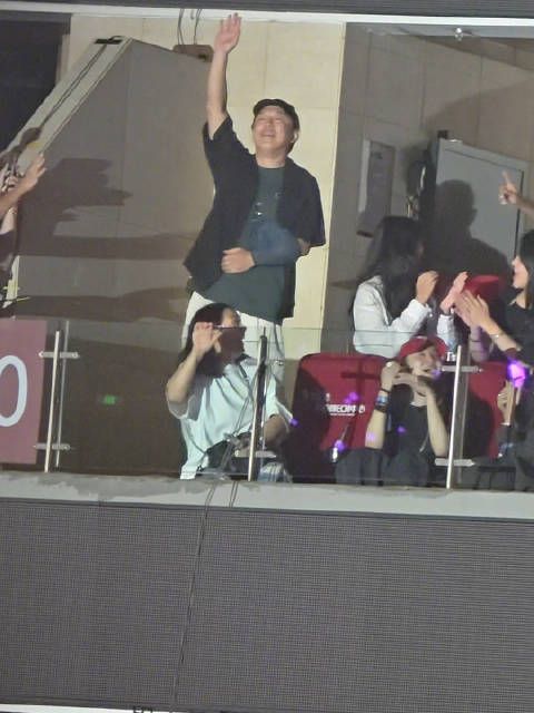 黄渤手骨折还去了那英演唱会