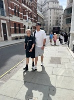 李嘉欣15岁独子近照曝光！身高近1米9，伦敦街头高大抢镜被赞变帅