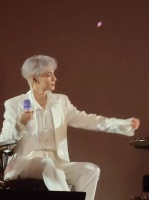 罗云熙演唱会舞台银白发造型优雅贵气