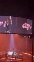 Kacey Musgraves 邀请 Troye Sivan 登台表演《Easy》