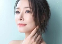林心如现身九寨沟被偶遇，一身休闲装，素颜戴着墨镜，少女感十足